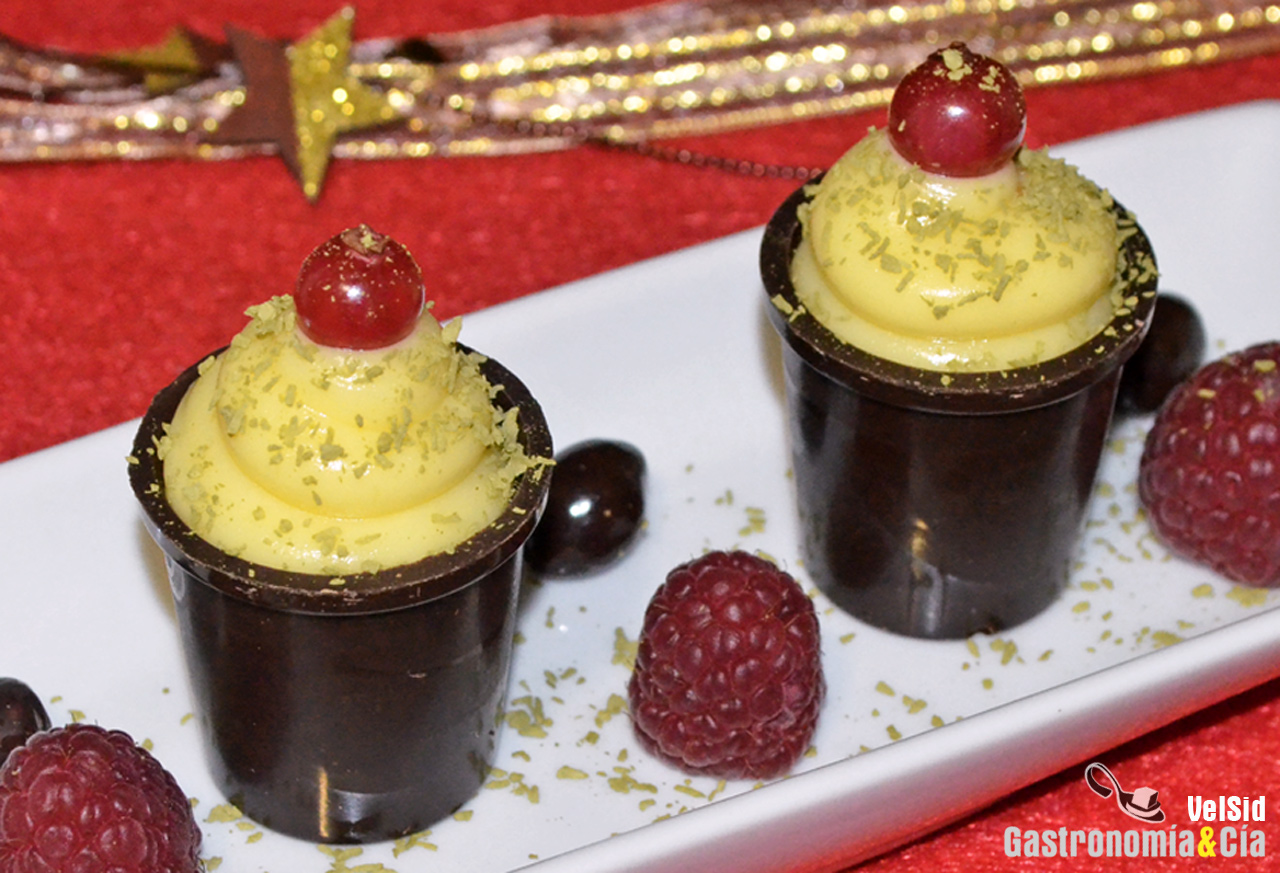 Vasitos de chocolate con lemon curd y frutos rojos