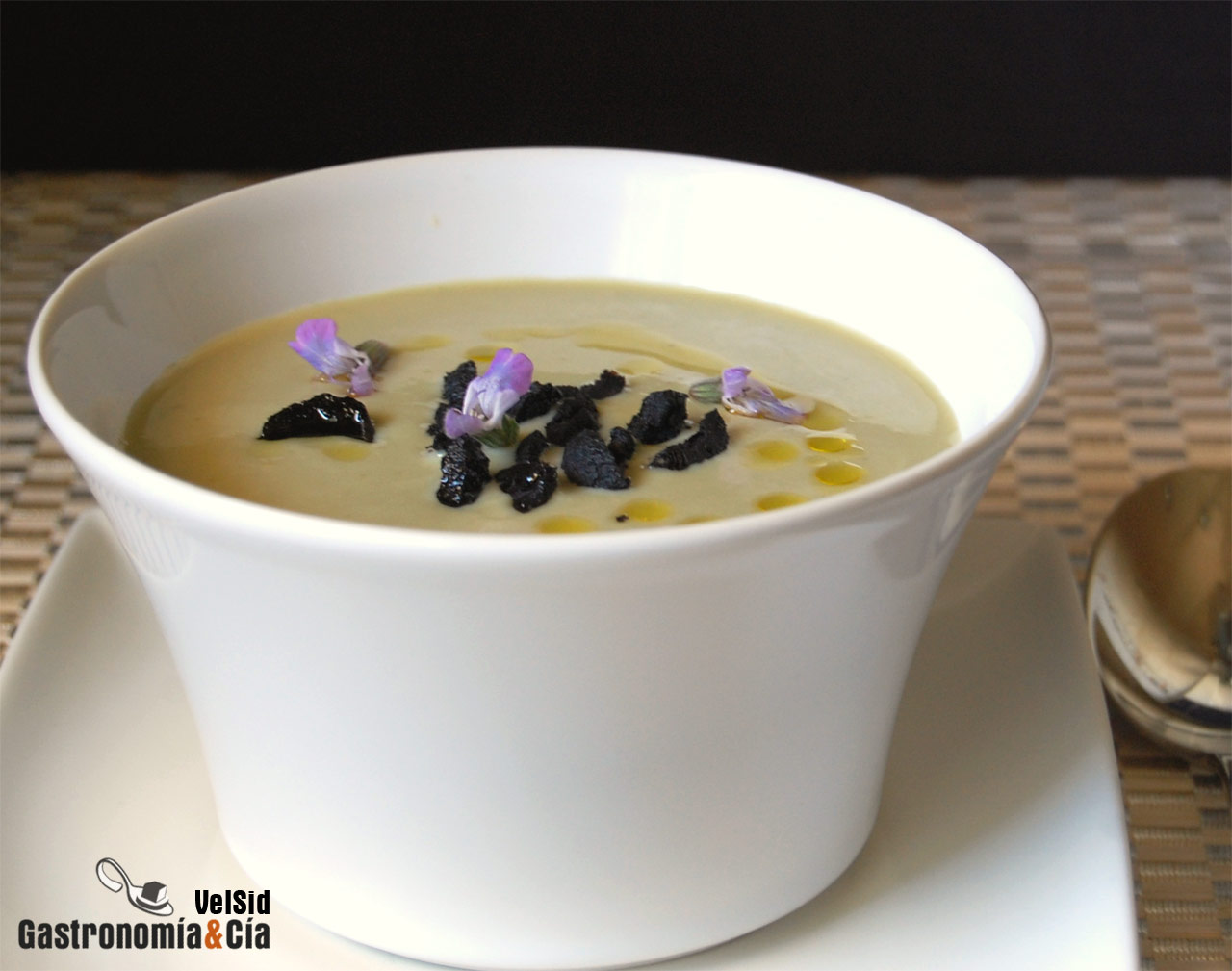 Vichyssoise de alcachofas y aceitunas crujientes