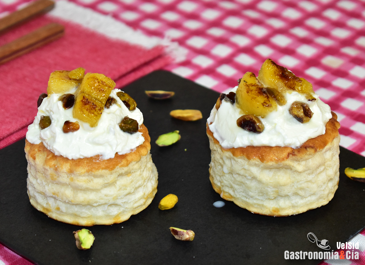 Volován plátano, chantilly y pistacho