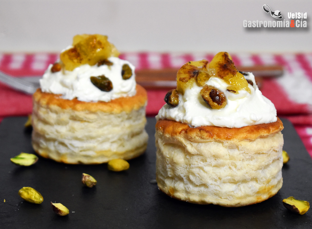 Volován plátano, chantilly y pistacho