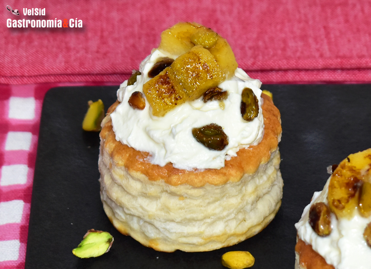 Volován plátano, chantilly y pistacho