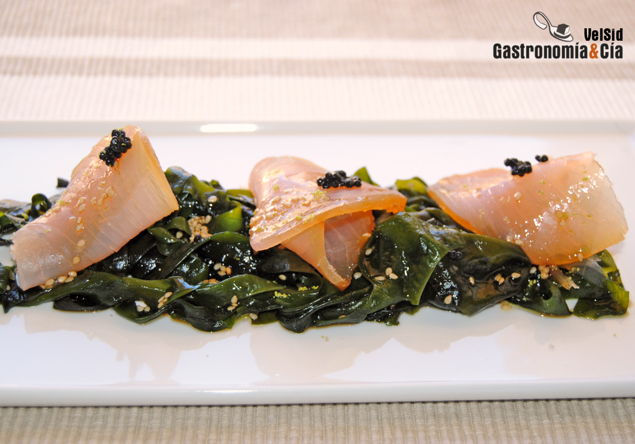 Wakame con marlin ahumado y vinagreta de soja y lima