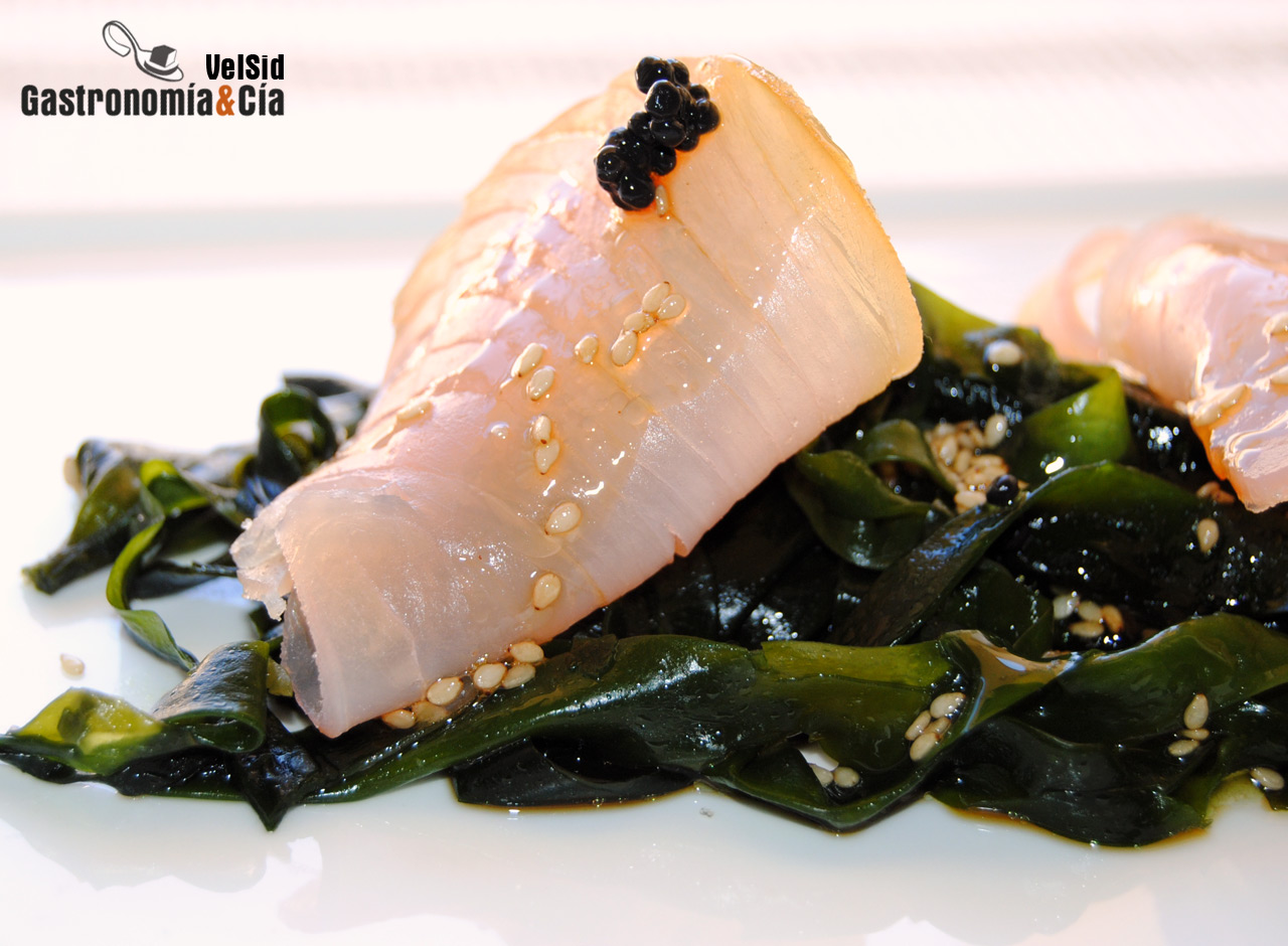 Wakame con marlin ahumado y vinagreta de soja y lima