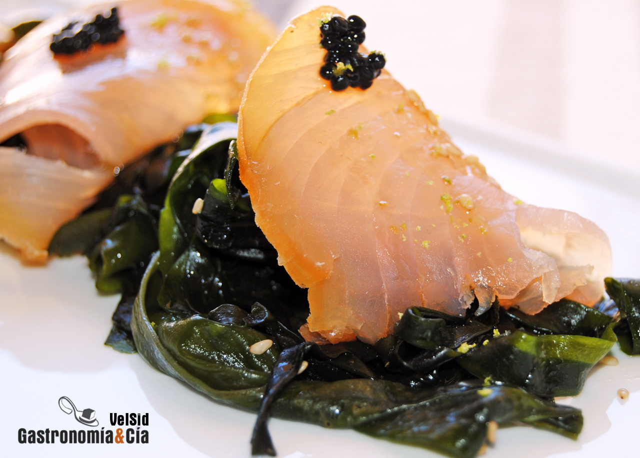Wakame con marlin ahumado y vinagreta de soja y lima