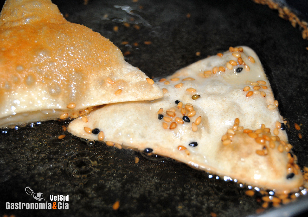 Wonton frito con sésamo