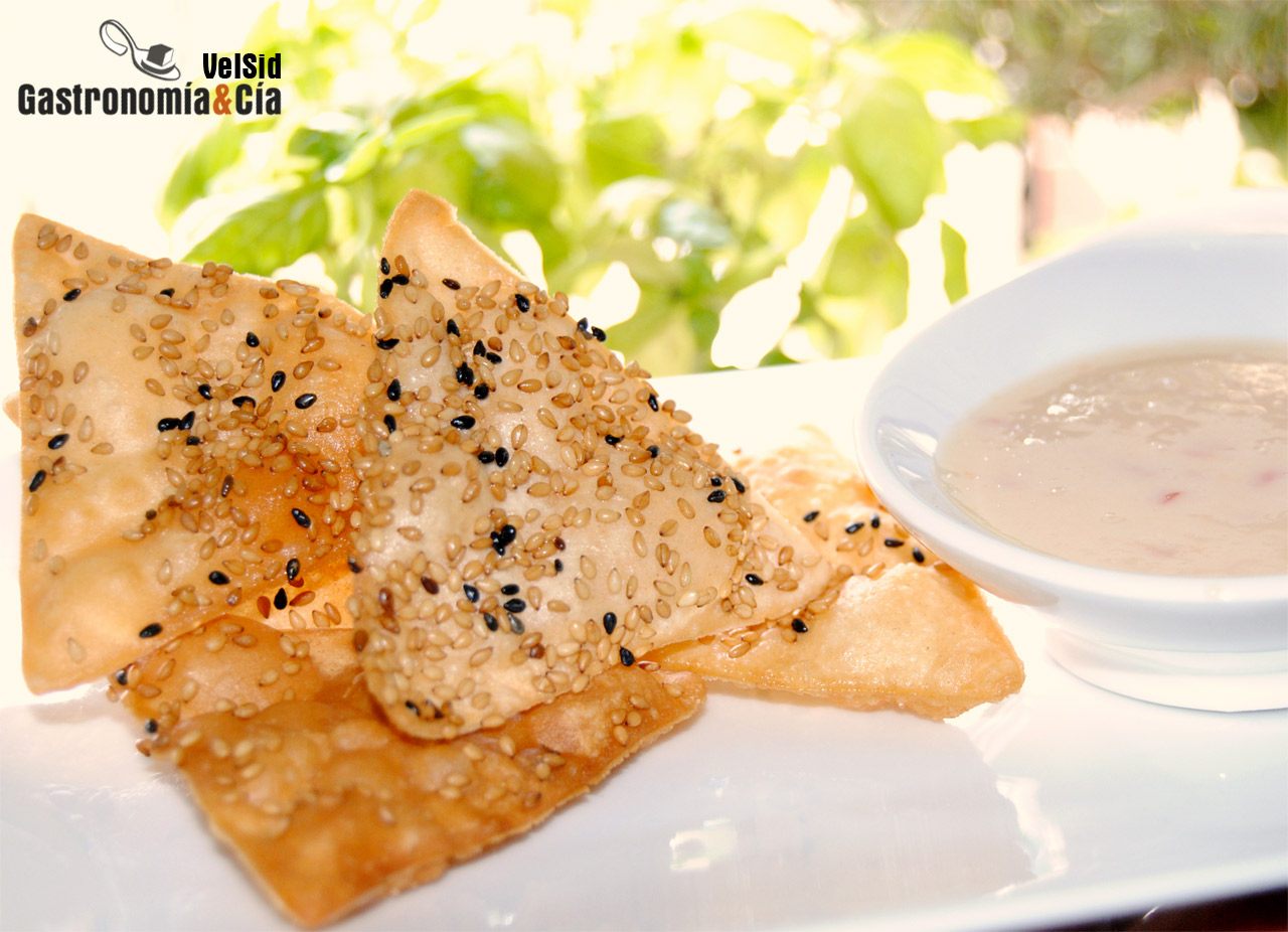 Wonton frito con sésamo