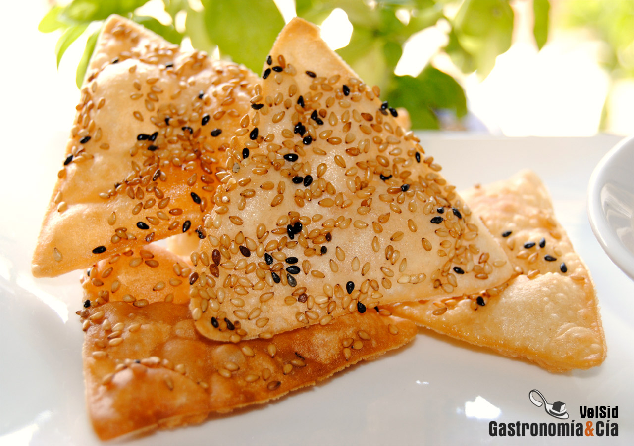 Wonton frito con sésamo