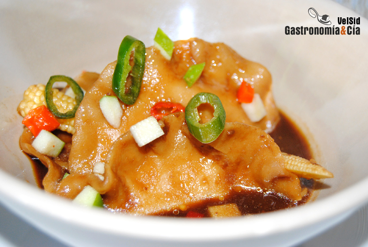 Wonton de pollo con sopa de miso