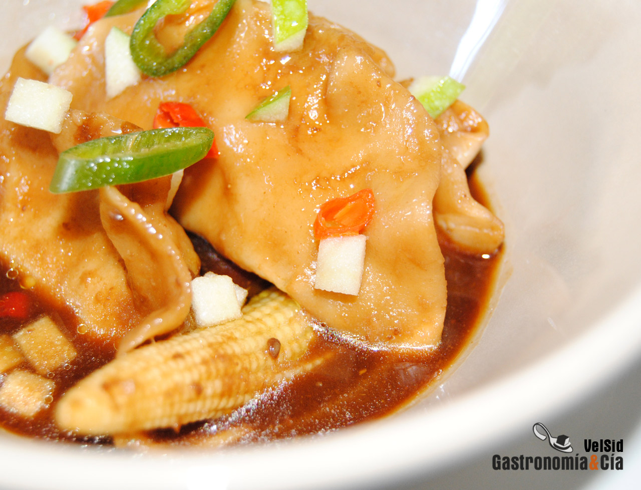 Wonton de pollo con sopa de miso
