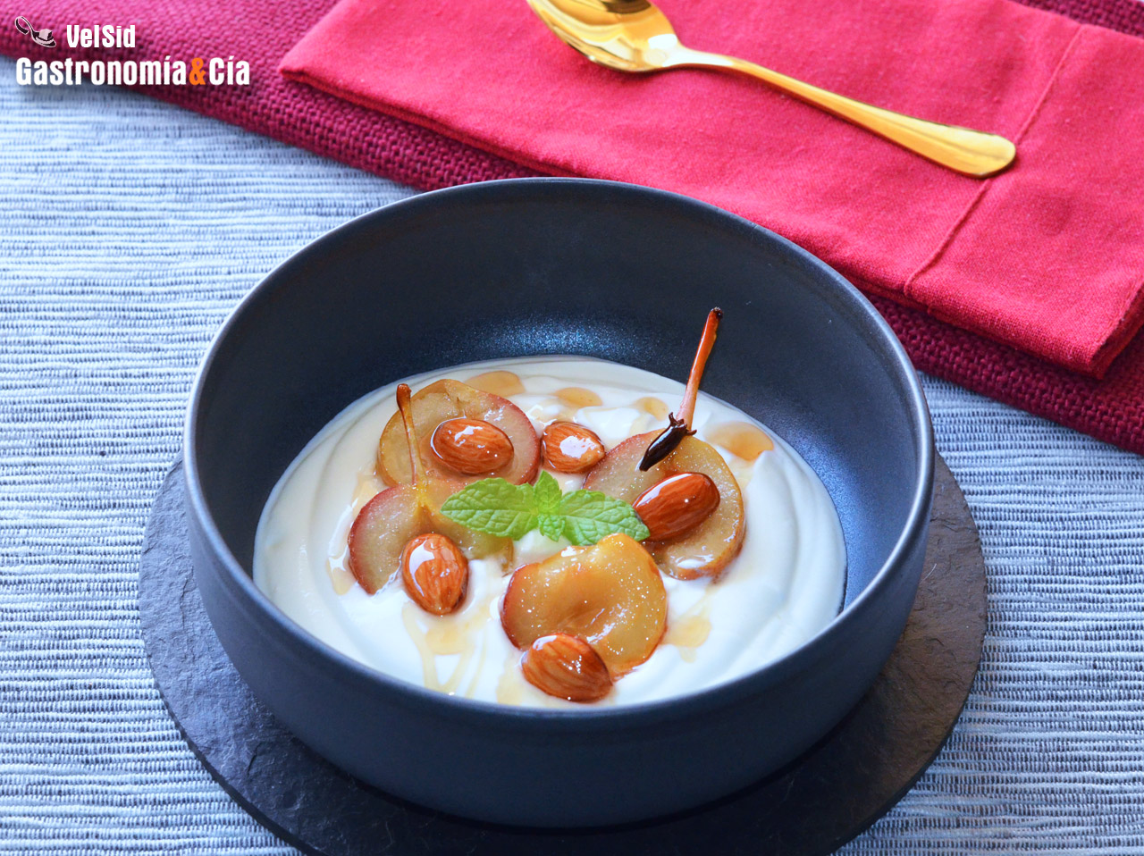 Yogur griego y peras de San Juan con almíbar de ron