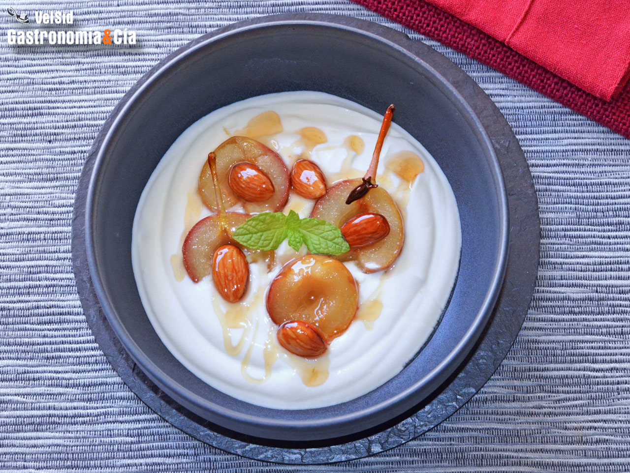 Yogur griego y peras de San Juan con almíbar de ron