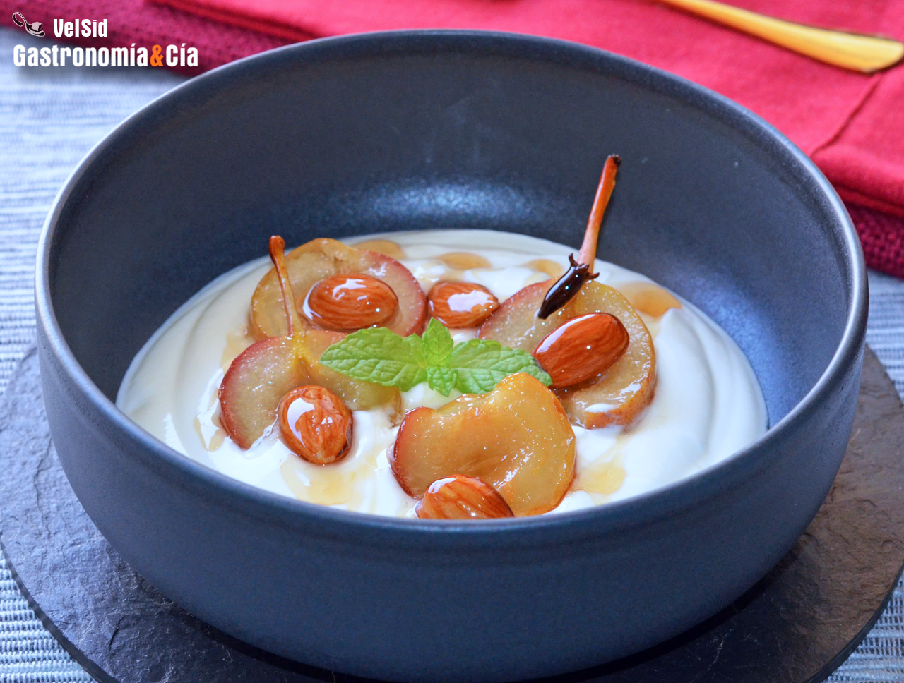 Yogur griego y peras de San Juan con almíbar de ron