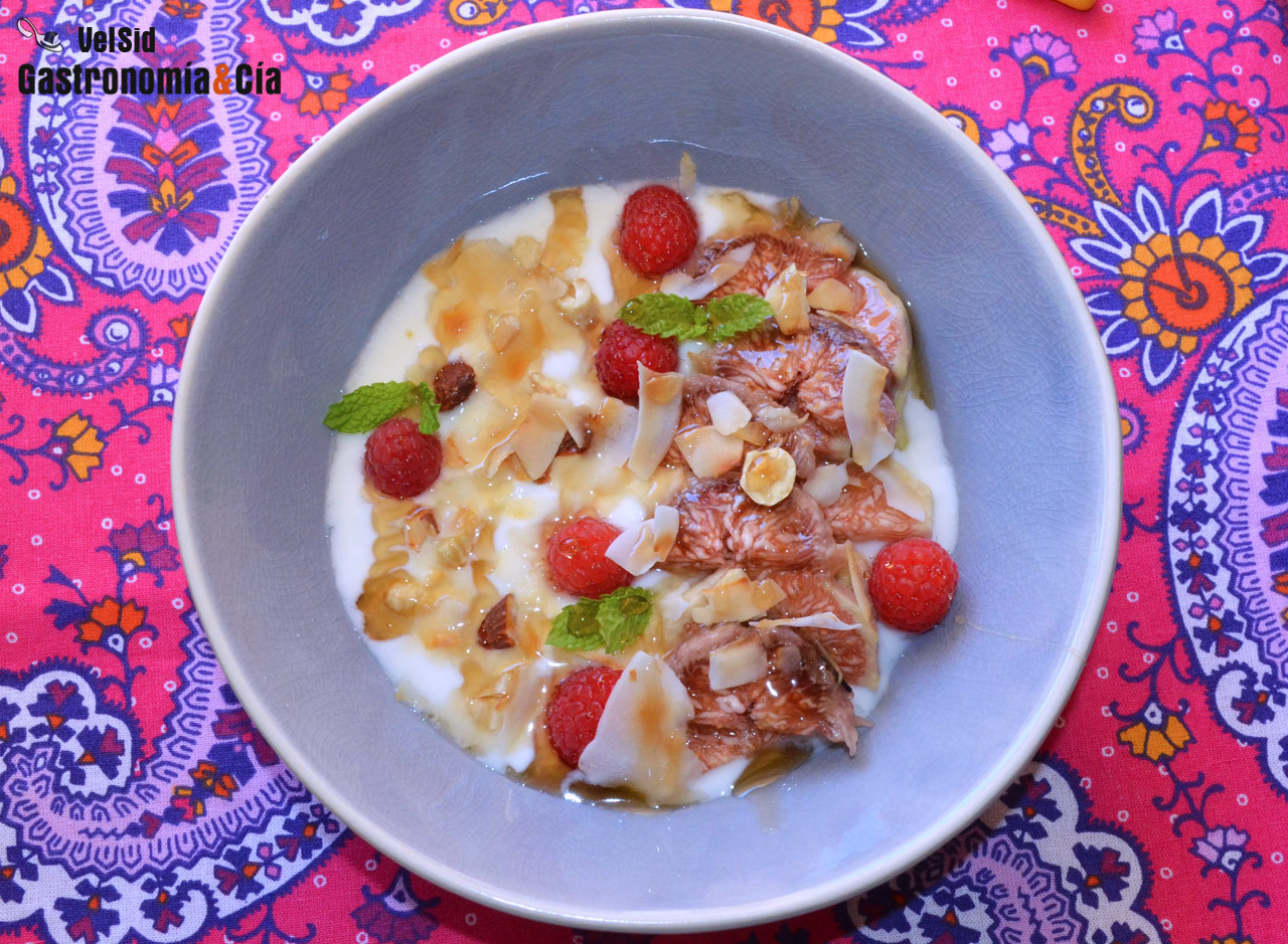 Yogur con brevas y coco tostado