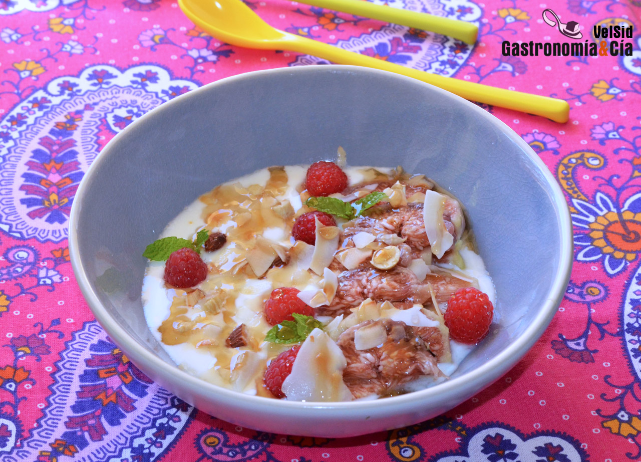 Yogur con brevas y coco tostado