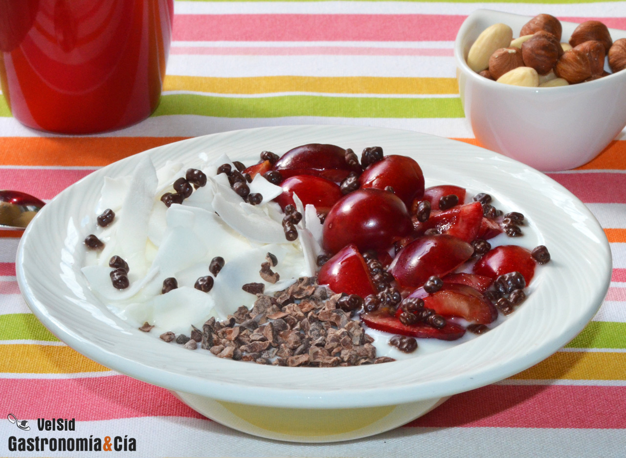 Yogur cremoso con cerezas, coco y frutos secos. Receta 