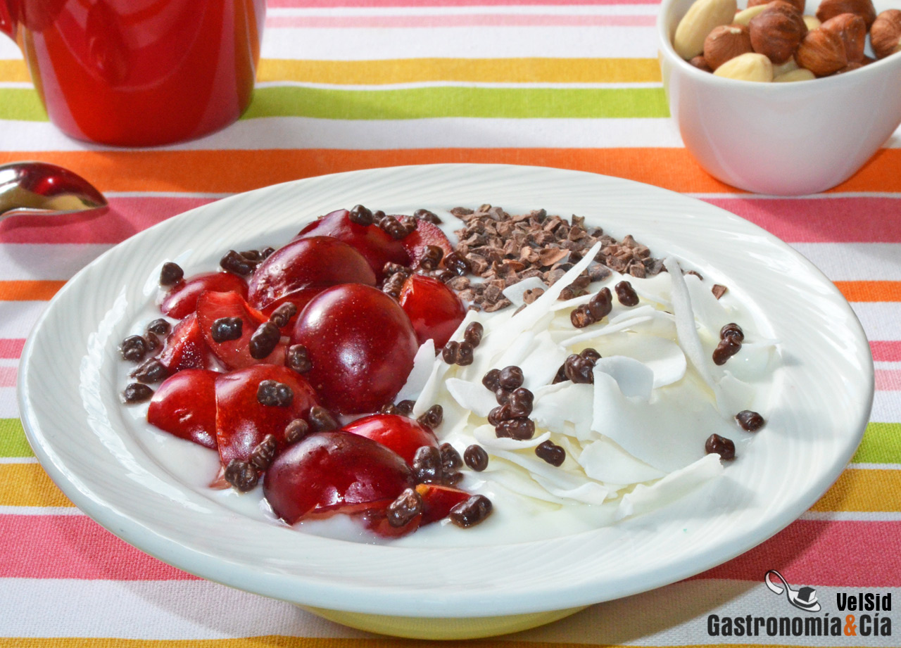 Yogur cremoso con cerezas, coco y frutos secos. Receta 