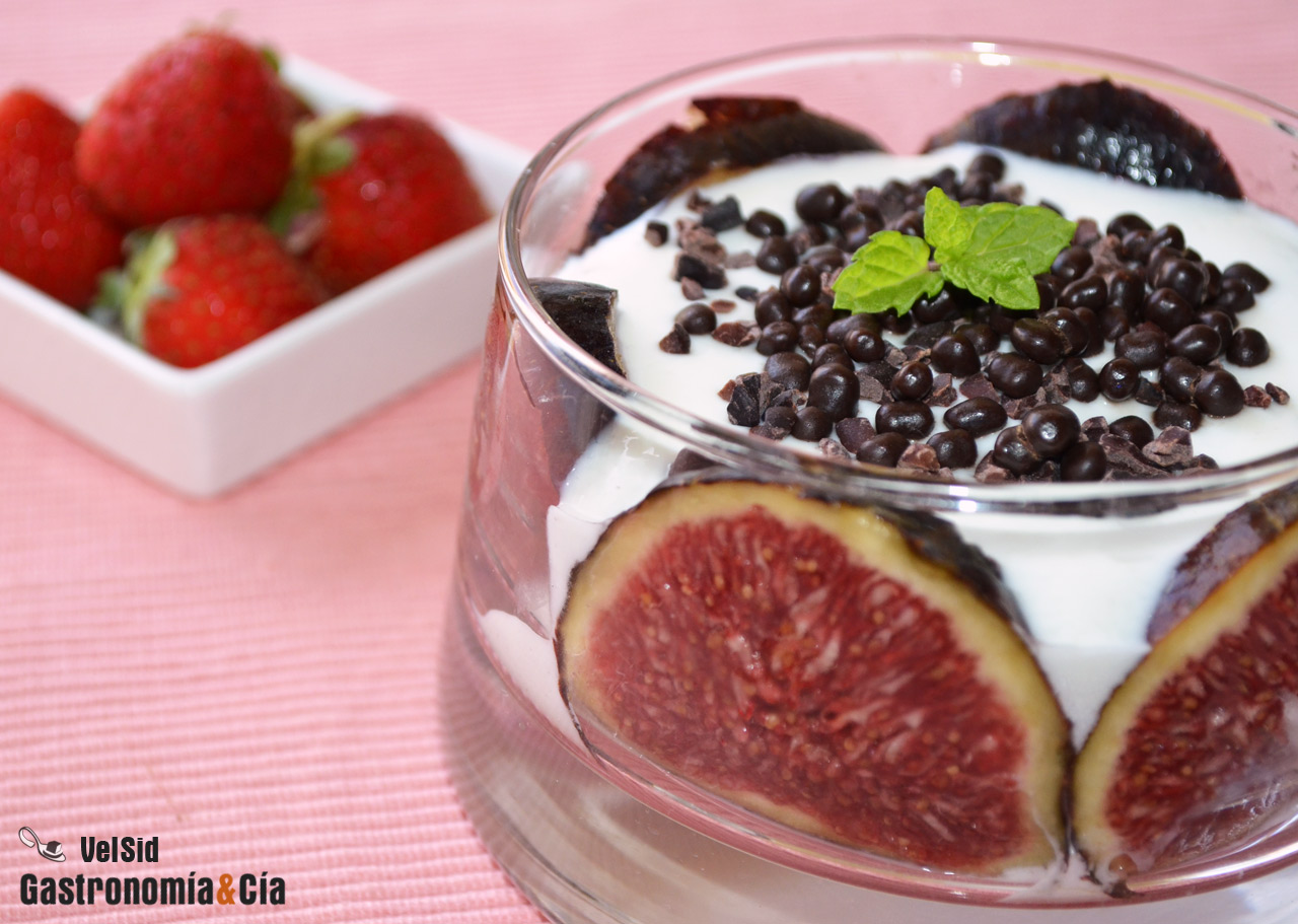 Yogur con higos y chocolate negro