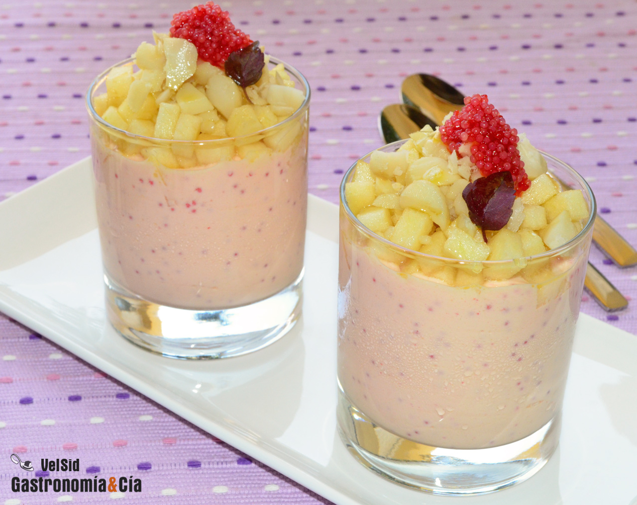 Yogur con huevas de lumpo y manzana