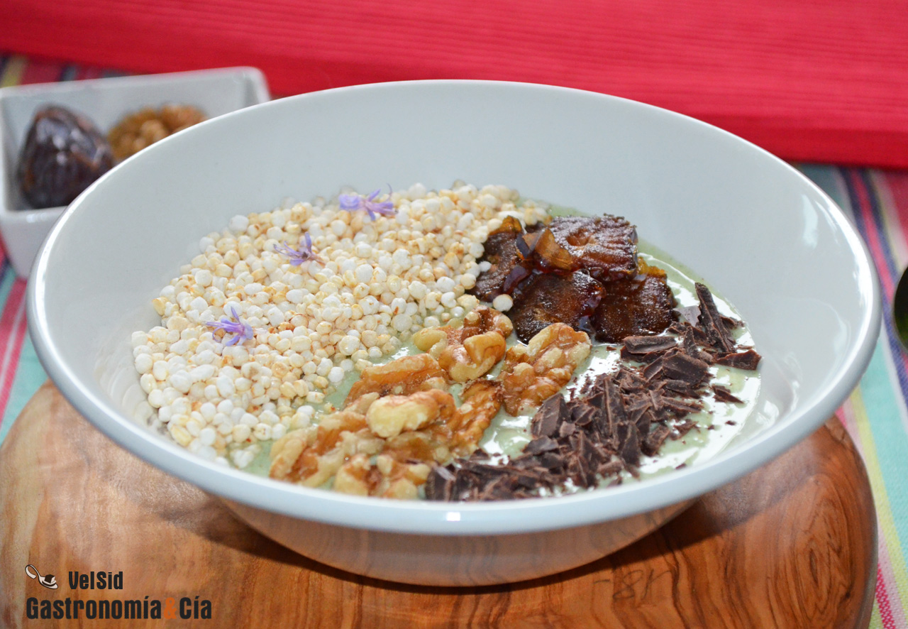 Bol de yogur griego con kale, quinua y dátiles