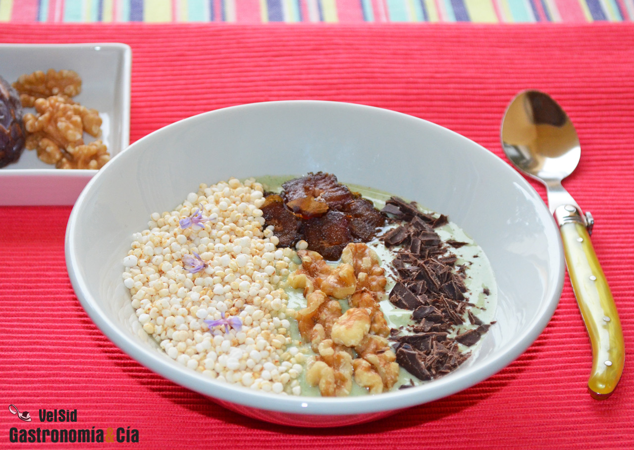 Bol de yogur griego con kale, quinua y dátiles