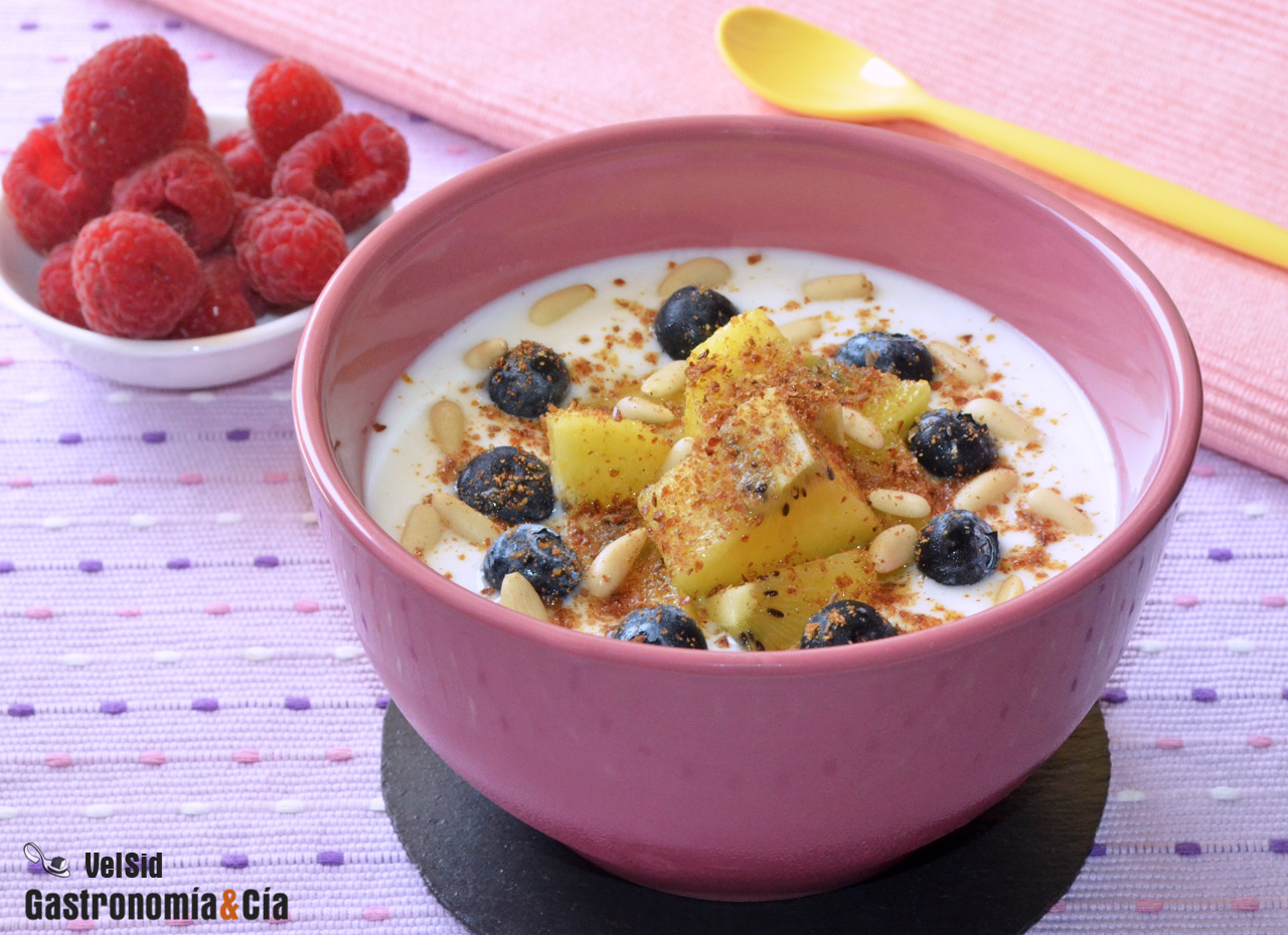 Yogur griego con kiwi, arándanos y piñones