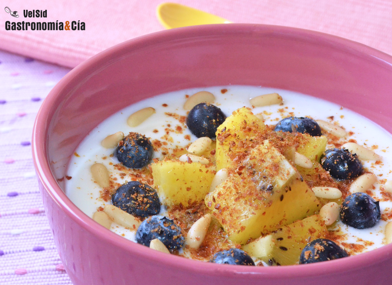 Yogur griego con kiwi, arándanos y piñones