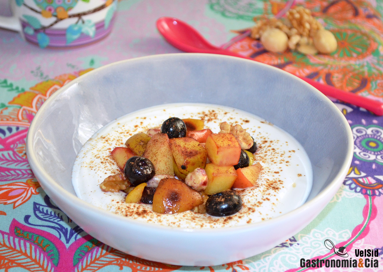 Bol de yogur con manzana salteada, arándanos y frutos s