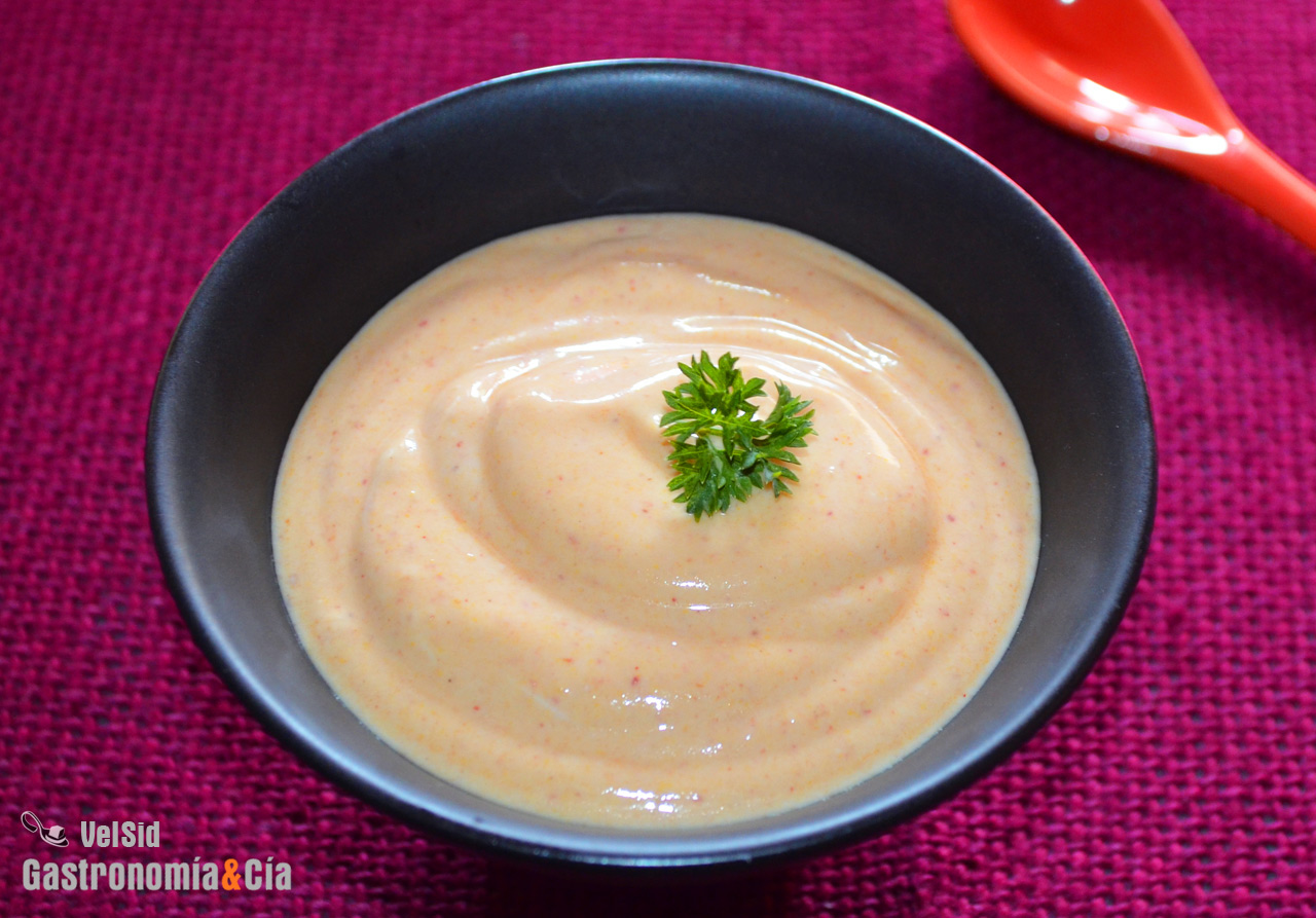 Yogur, mostaza y sriracha, tres ingredientes para una s