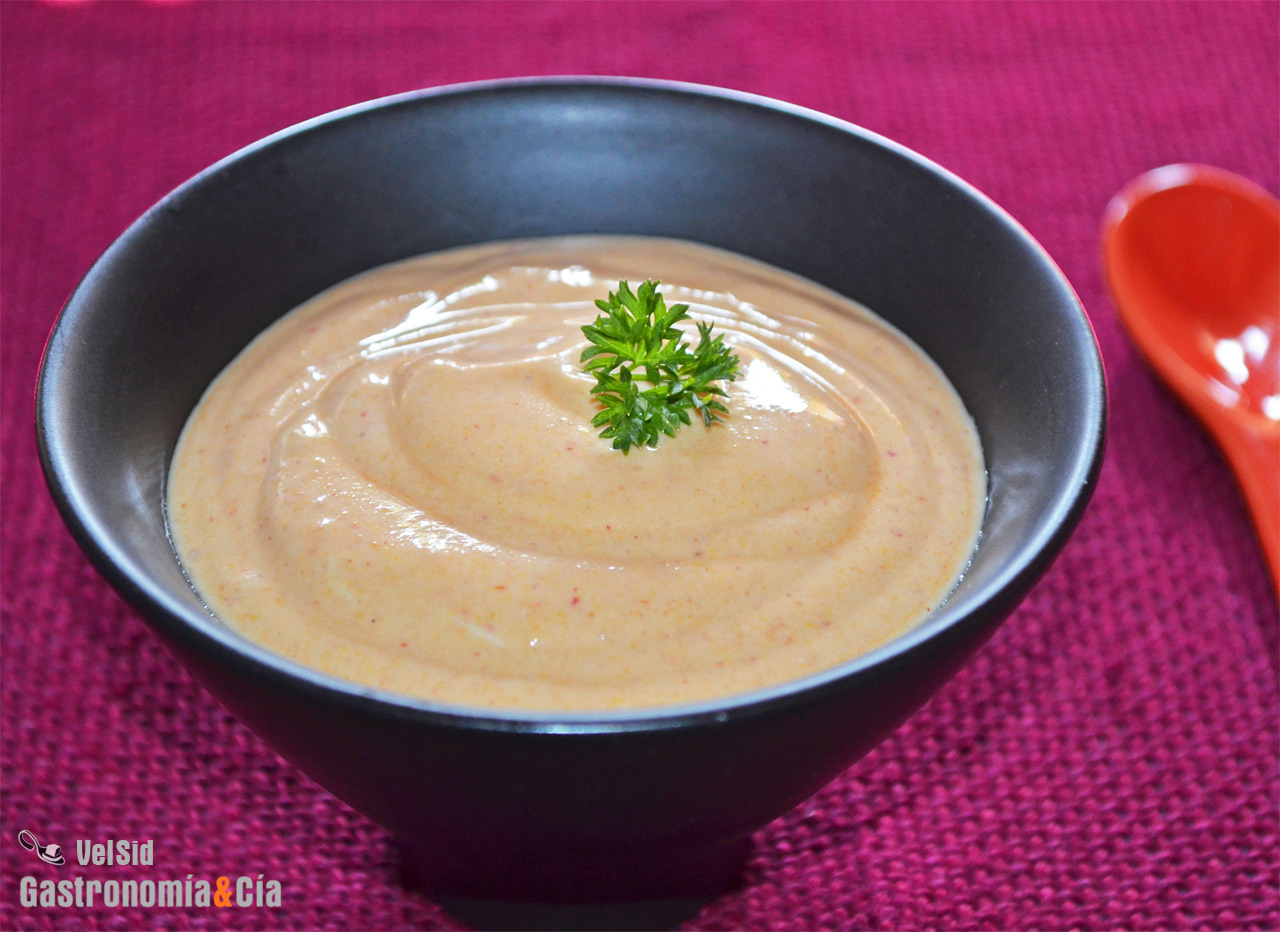 Yogur, mostaza y sriracha, tres ingredientes para una s