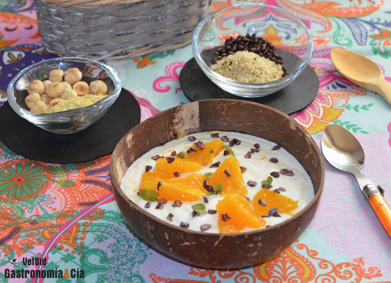 Yogur de naranja natural con fruta fresca