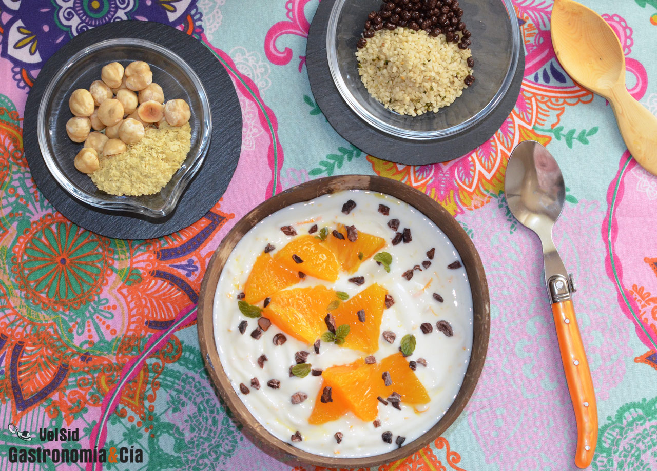 Yogur de naranja natural con fruta fresca
