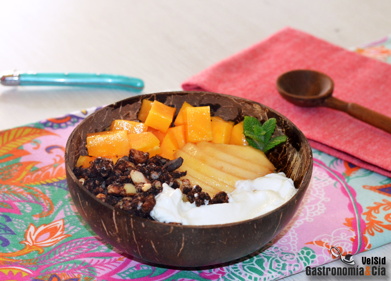 Yogur colado con pera, papaya y granola 