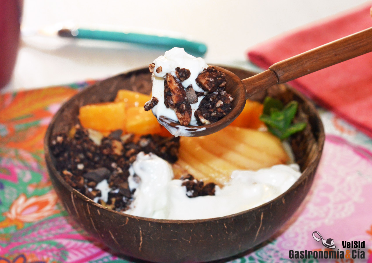 Yogur colado con pera, papaya y granola 
