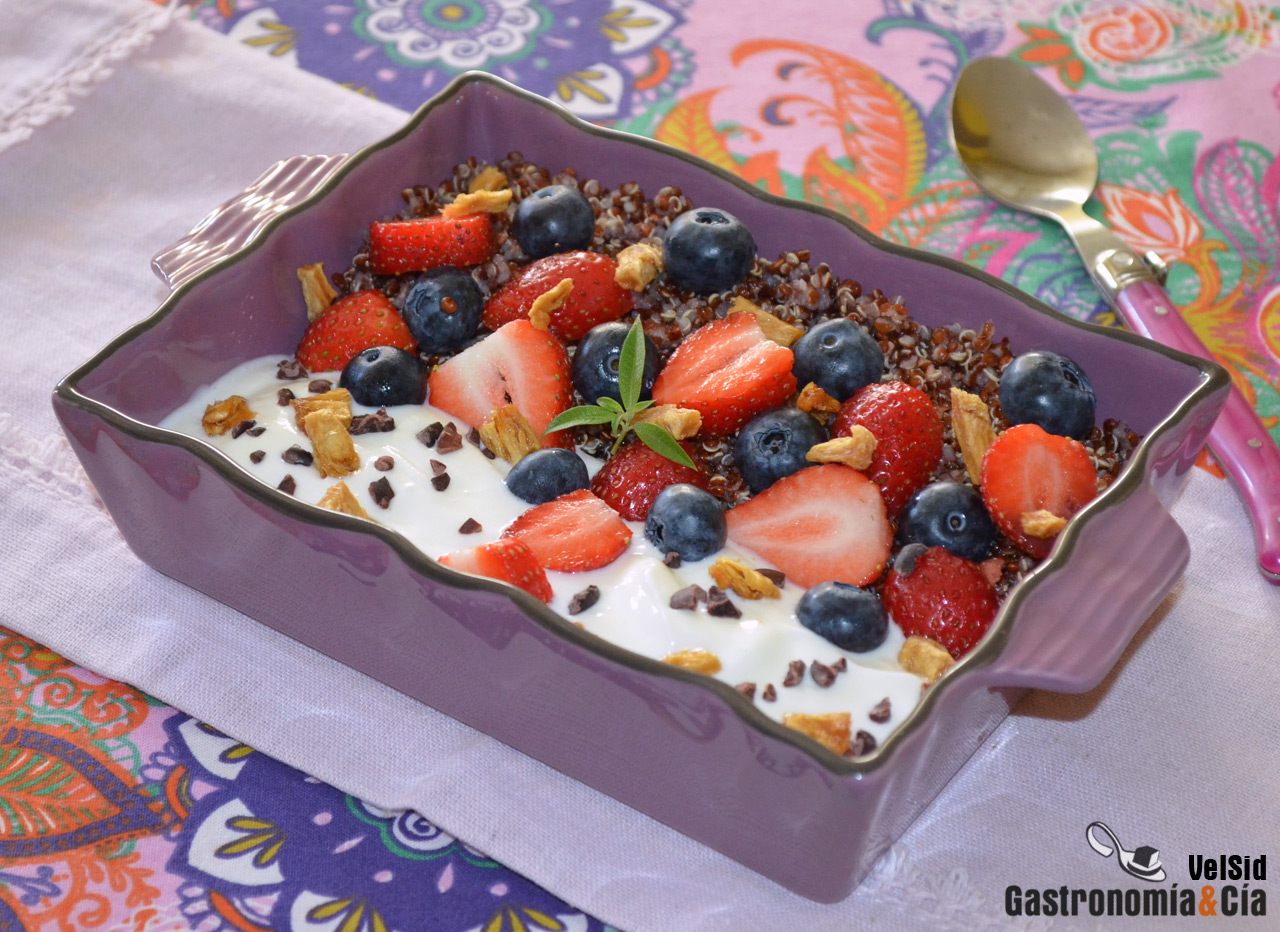 Yogur con quinoa y frutos rojos