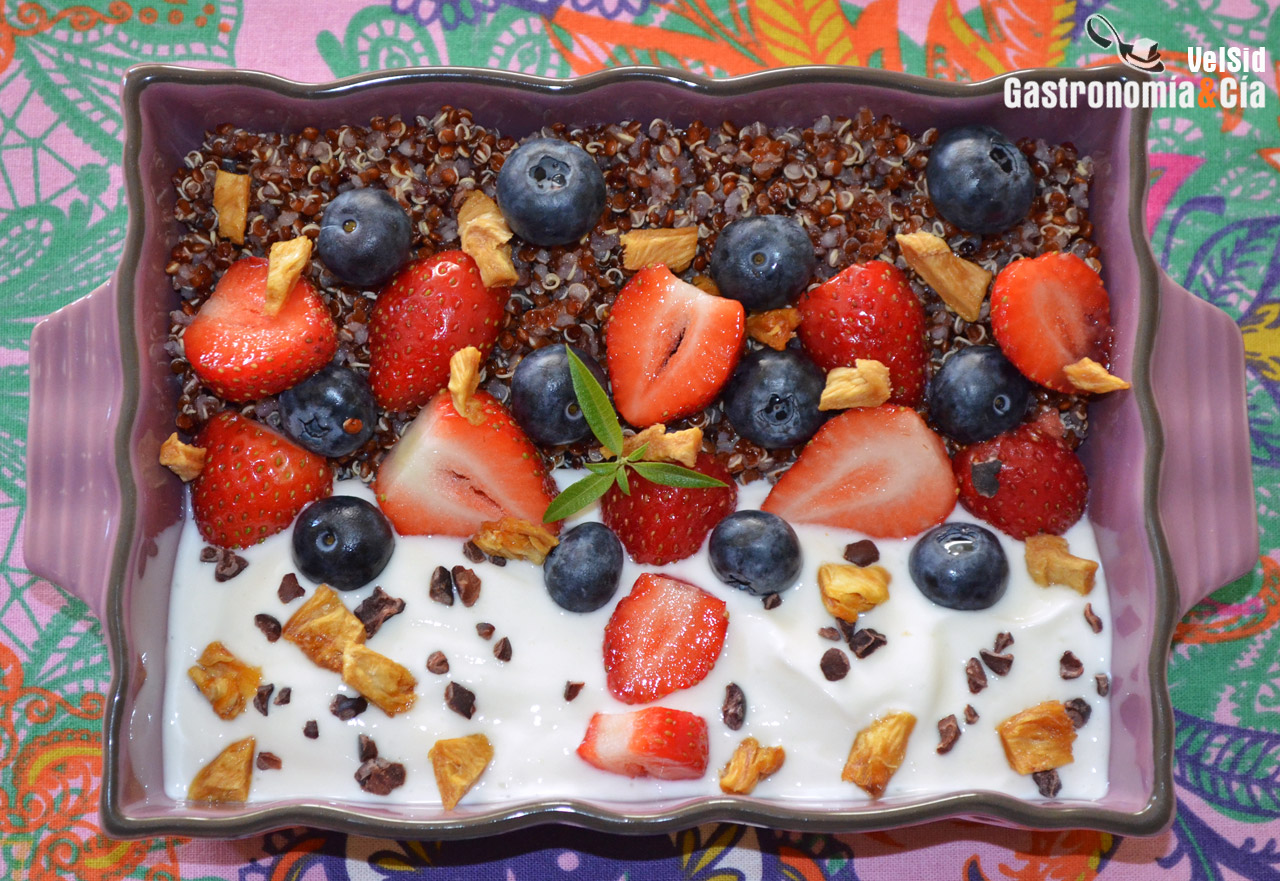 Yogur con quinoa y frutos rojos
