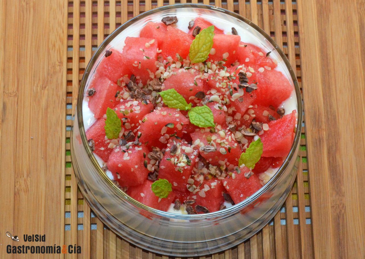 Yogur griego con sandía, semillas de cáñamo y sirope de