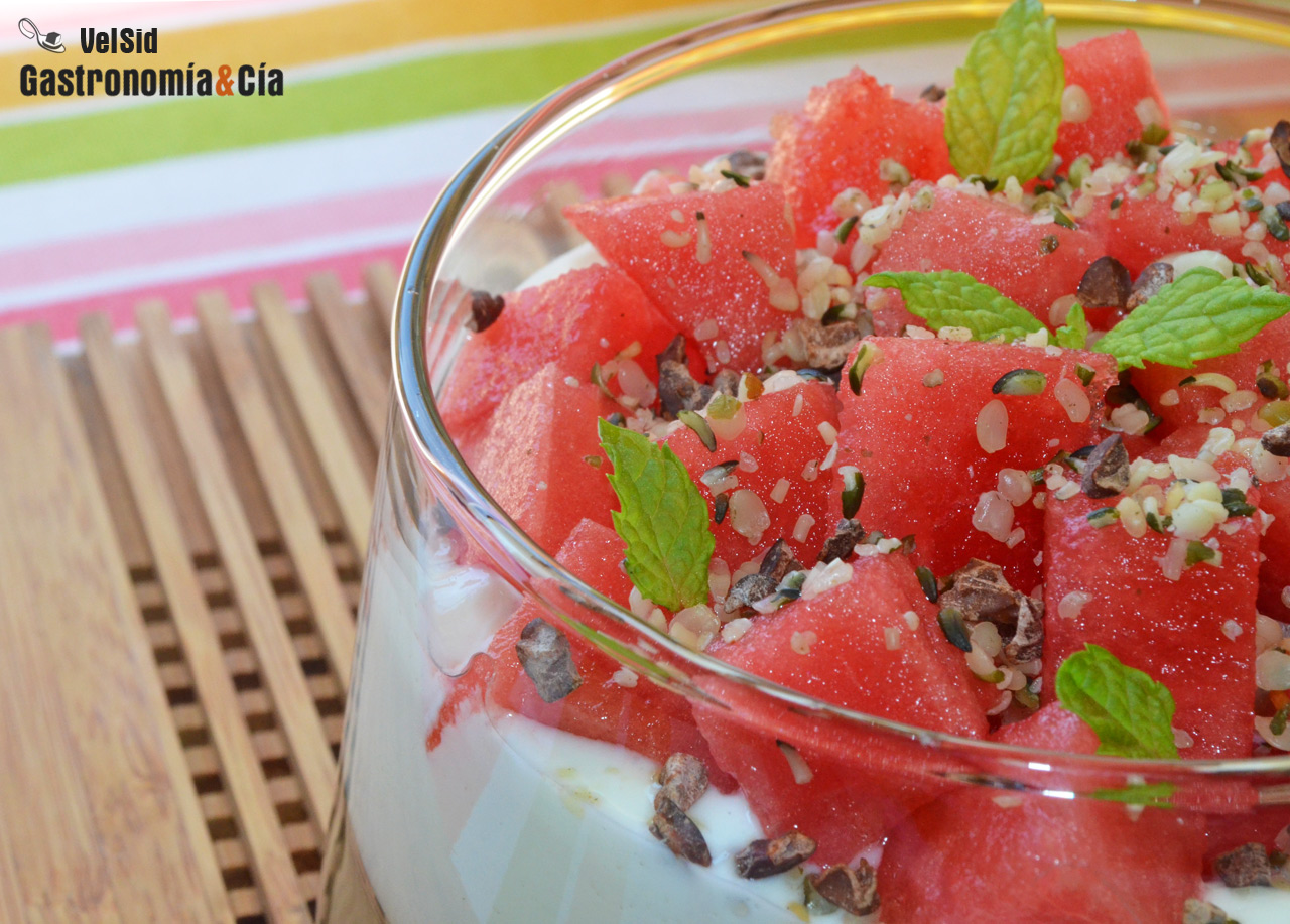 Yogur griego con sandía, semillas de cáñamo y sirope de