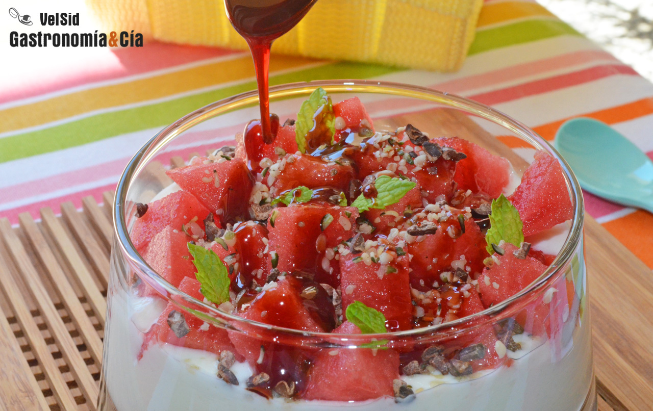 Yogur griego con sandía, semillas de cáñamo y sirope de