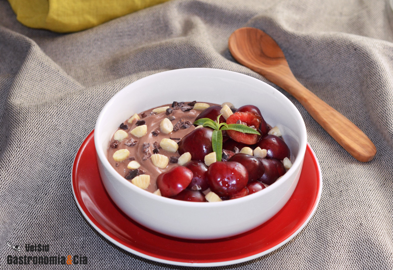 Yogur, cacao, cerezas y almendras, una combinación perf