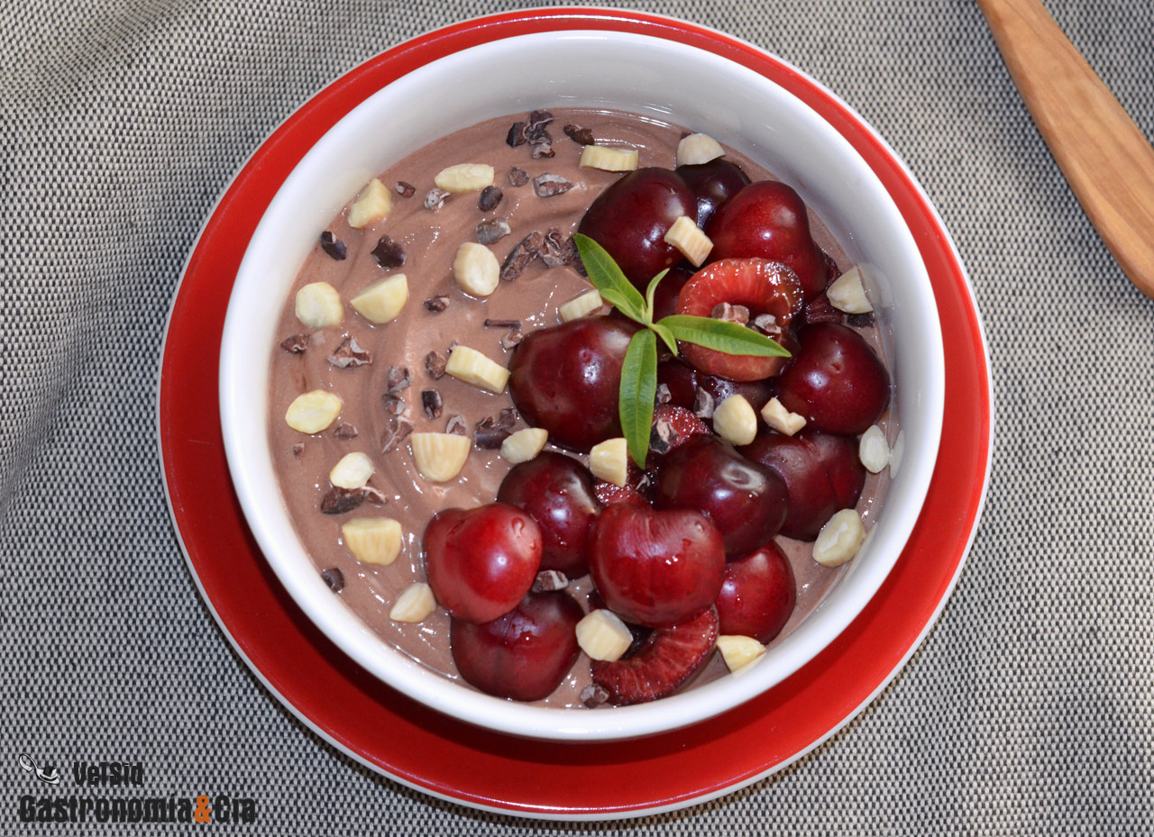 Yogur, cacao, cerezas y almendras, una combinación perf