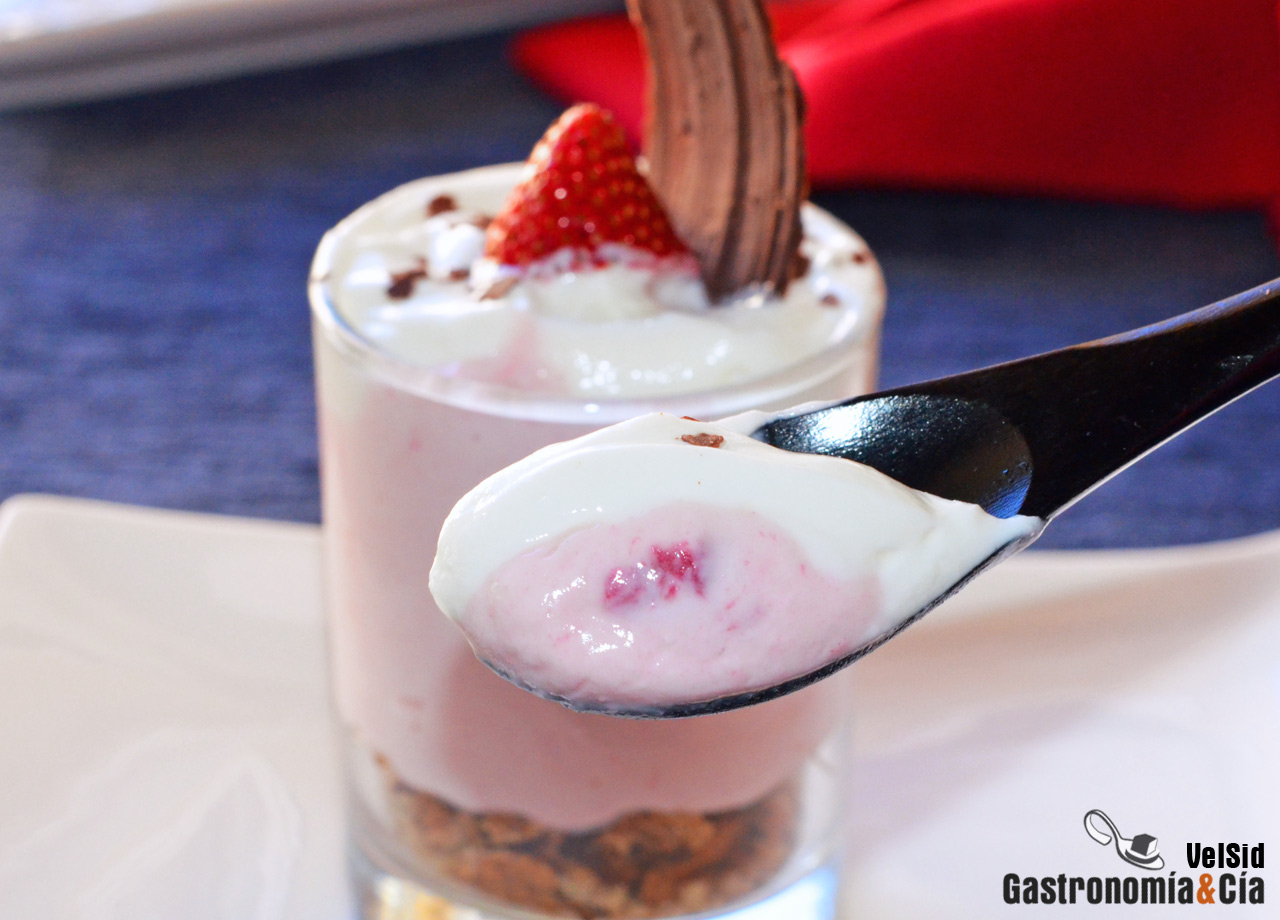 Yogur cremoso de fresas con cookies de chocolate
