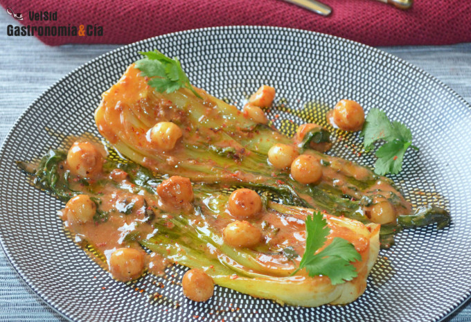 Pak choi con salsa de coco y cacahuete