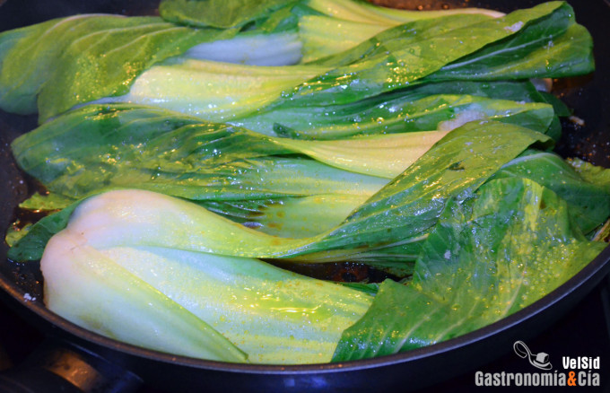 Pak choi con anacardos y tamari