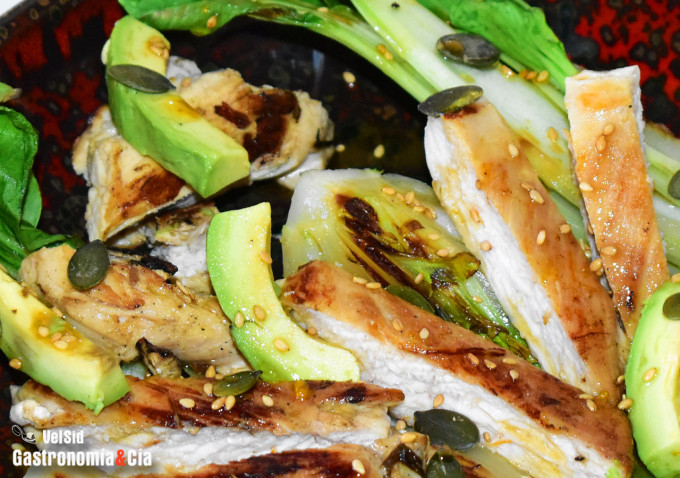 Pak choy con pollo a la parrilla y vinagreta de wasabi