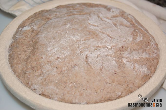 Pan de centeno con cebolla confitada y nueces