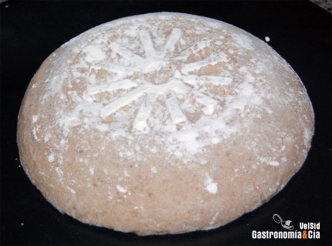 Pan de centeno con cebolla confitada y nueces