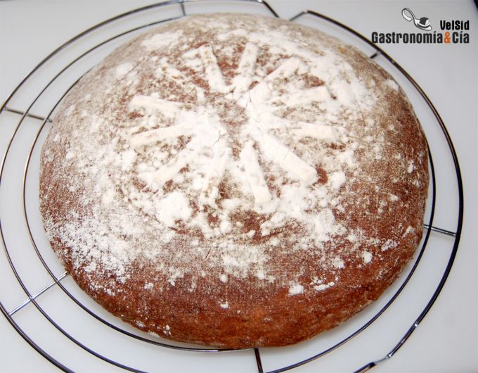 Pan de centeno con cebolla confitada y nueces