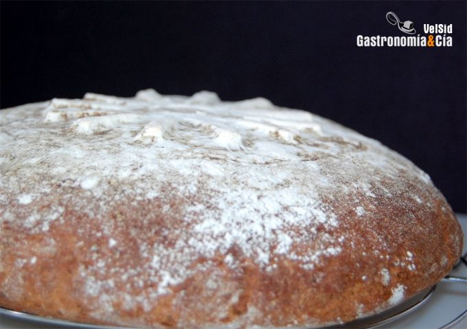 Pan de centeno con cebolla confitada y nueces
