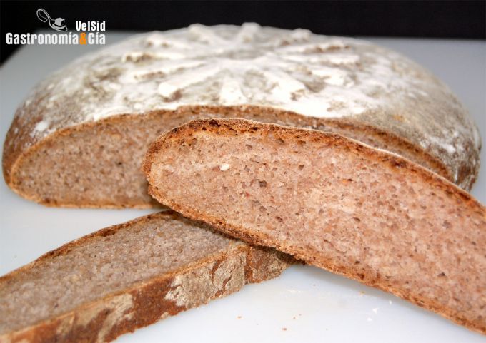 Pan de centeno con cebolla confitada y nueces