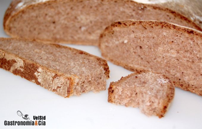 Pan de centeno con cebolla confitada y nueces